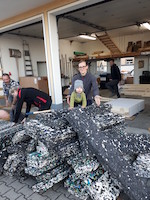 N. Meudt auf dem Materialstapel der alten Flockenscheiben