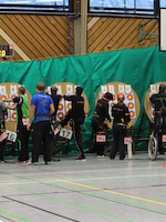 Sascha Meudt mit seinem Scheibennachbar beim Ziehen der Pfeile