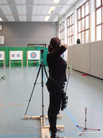 Blick von hinten über Franziska W., Starterin in der Klasse visually impaired, ihr Standvisier auf die Scheibe